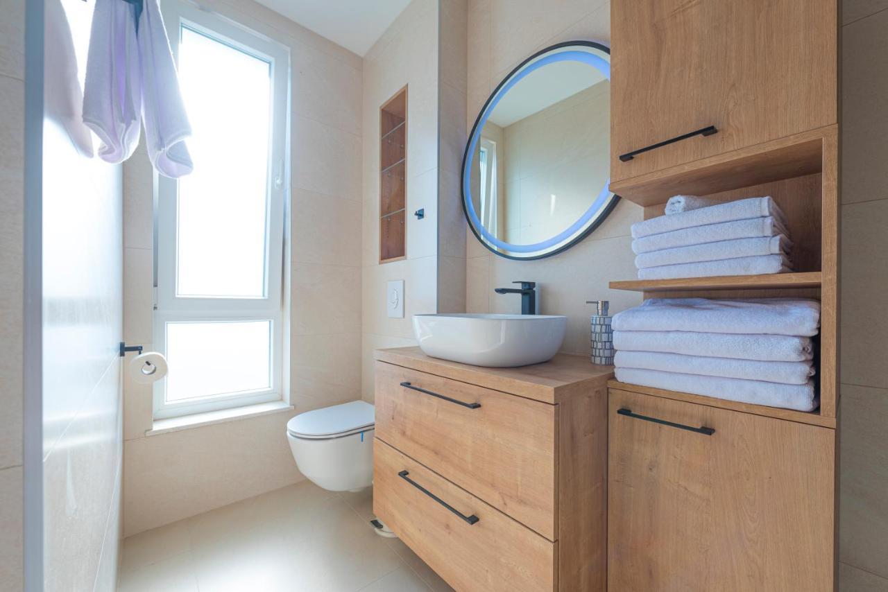 Sunny Bo Villa With A Heated Pool And Rooftop Jacuzzi Kaštela Esterno foto