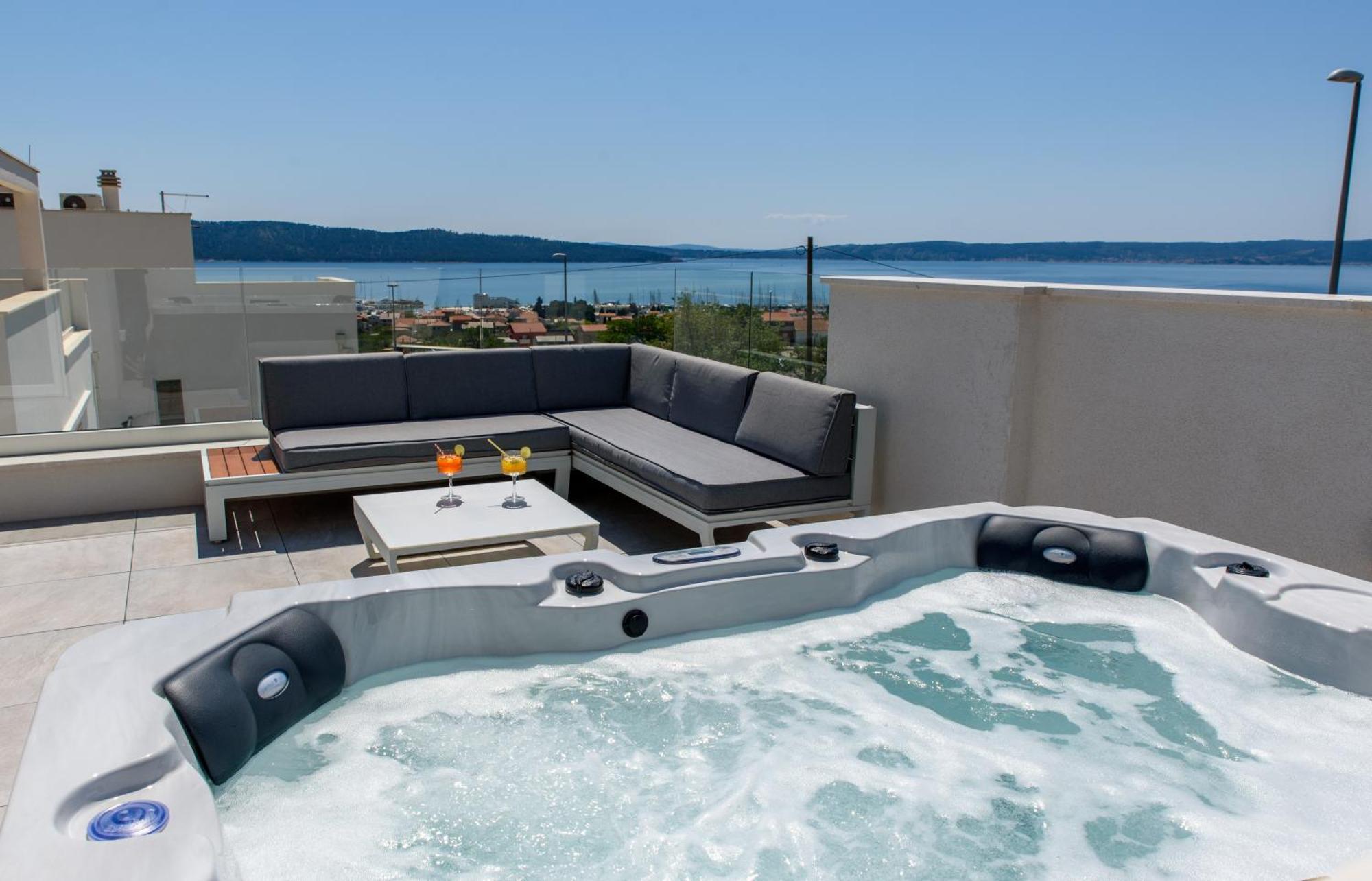 Sunny Bo Villa With A Heated Pool And Rooftop Jacuzzi Kaštela Esterno foto